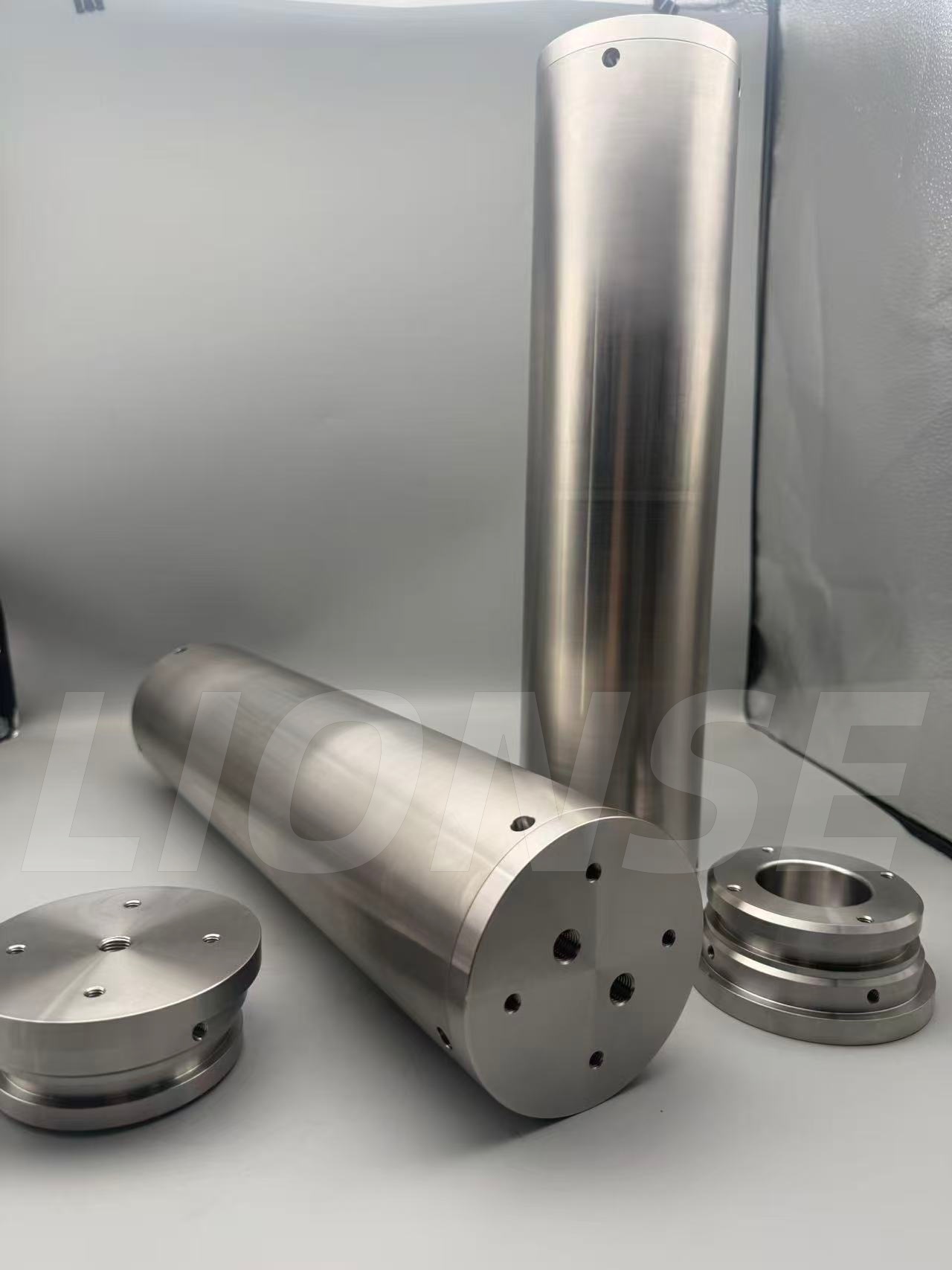 Mengapa sebagian orang memilih baja tahan karat dibandingkan paduan titanium untuk kulit terluar kabin tertutup yang digunakan dalam eksplorasi laut dalam?